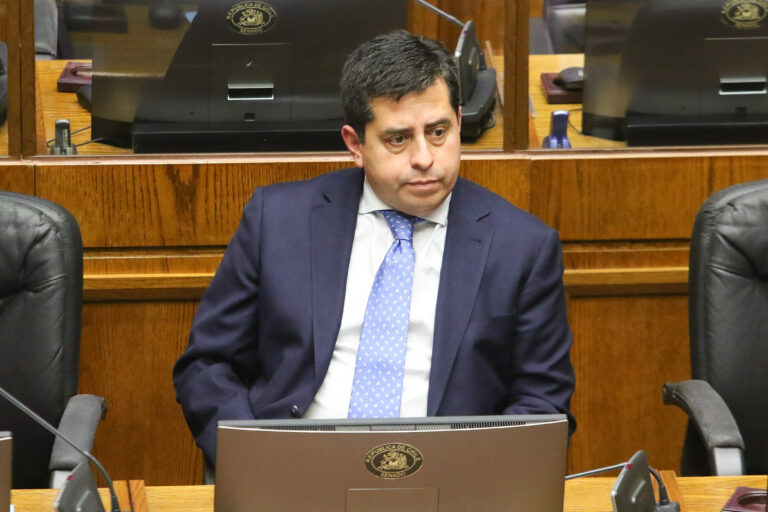“Es un matonaje que no tiene límites” y “El PS se pasó 20 pueblos”: Remoción de Araya desata tenso debate en el PPD con duras críticas al Partido Socialista